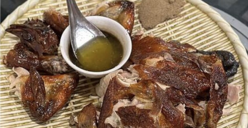 嘉義中埔蔡大頭甕烤雞！阿里山下人氣合菜，皮薄肉嫩汁多必訪～