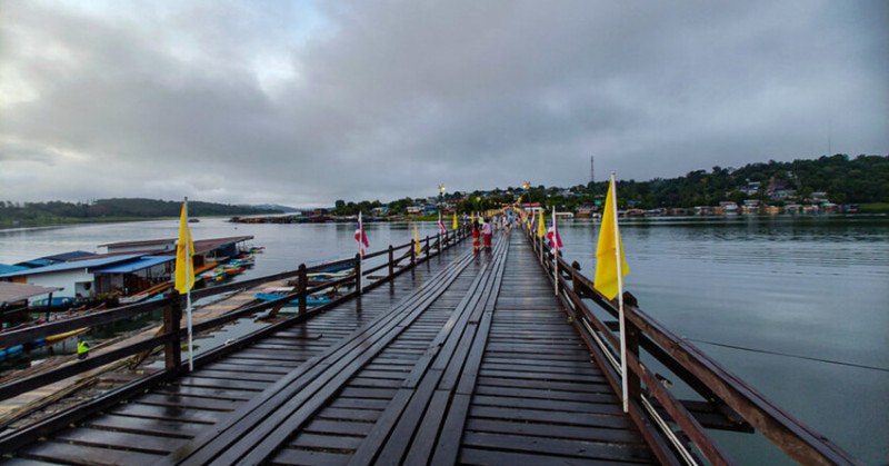 泰國綠色旅遊體驗！世界第二長木橋北碧夢橋，見證信仰與生活連結。