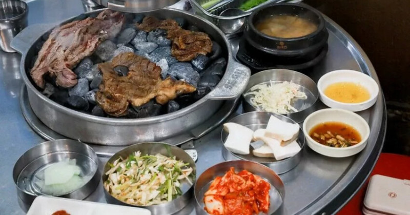 首爾弘大烤肉必吃清單！수정옥돌생소금구이玉石烤肉，一秒走進韓劇場景。