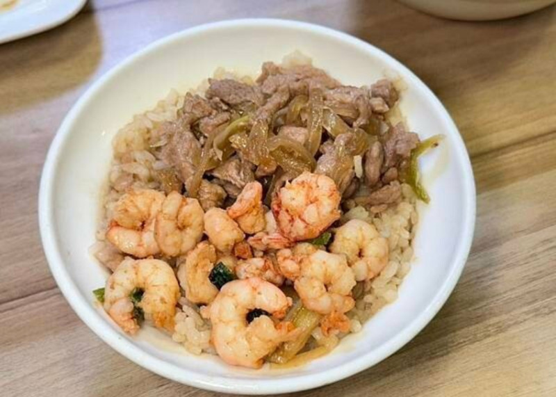 台南百年老店推薦！矮仔成蝦仁飯登上520國宴的經典美味，蝦仁飯 鴨蛋湯組合讓人一吃就愛上。