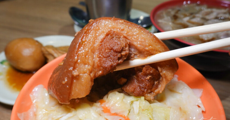 南投埔里最好吃爌肉飯！亞忠爌肉飯爌肉入口即化搭茶碗蒸，路邊攤賣到開店。