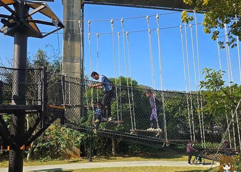 桃園平鎮運動公園！親子同樂 冒險放電，19個關卡等你來放電。