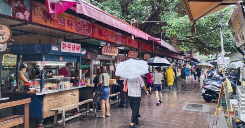 捷運台北橋站美食「葉家肉粥」慈聖宮前排隊小吃，必點肉粥加紅燒肉。