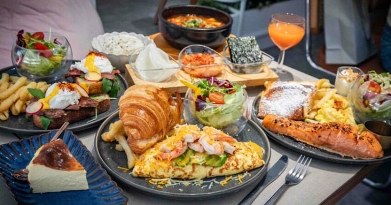 台北東區早午餐！忠孝敦化站At.First早寓More平日也客滿，大份量早午餐盤無雷。