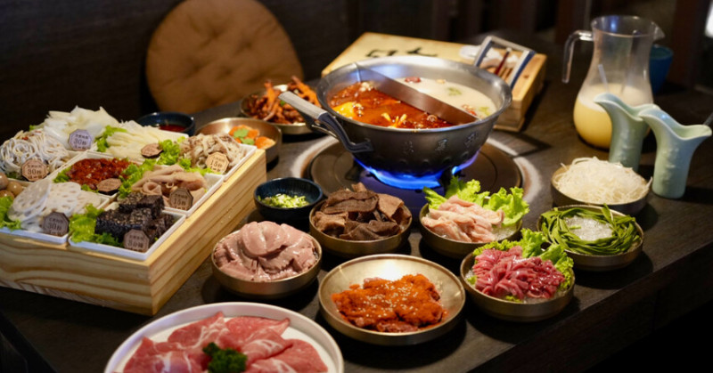 桃園中壢火鍋升級！這一鍋正宗川渝麻辣鍋鴛鴦鍋登場，鴨血豆腐吃到飽。