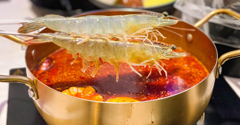 台北火鍋推薦！海牧水產鍋物插旗臨江夜市，活體海鮮直送千元內爽吃。