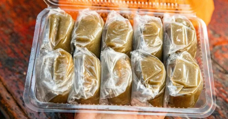 九份必買伴手禮！阿蘭草仔粿銅板價20元就能吃到，九份老街人氣排隊小吃。