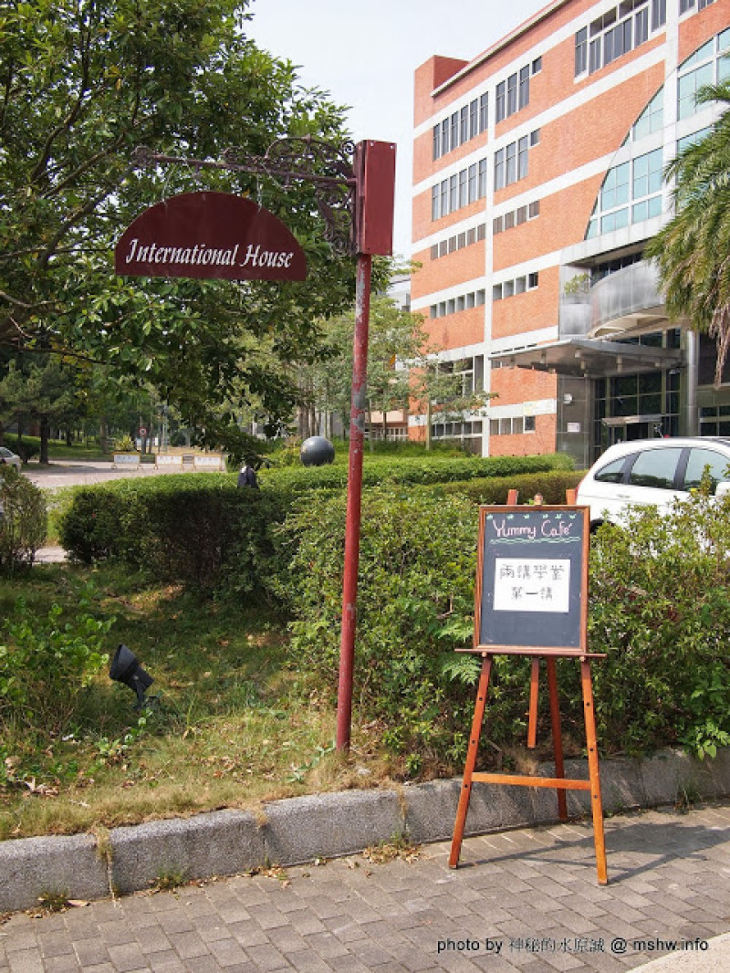 【食記】鴨子湖畔聊爆肝 @ 新竹香山-中華大學-Yummy Cafe-兩講學堂        
      