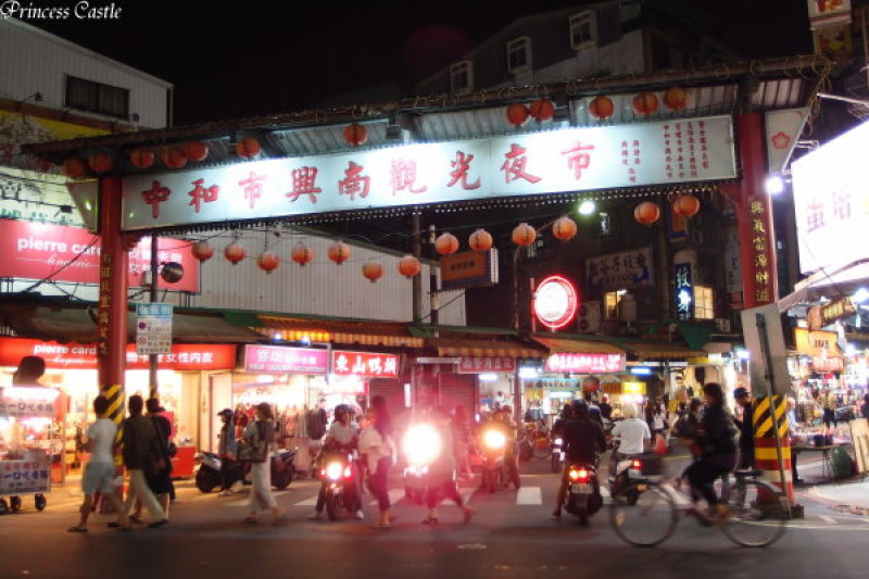 南勢角美食│興南夜市  小資族必嚐的10元魯味+海綿寶寶家族歡樂雞蛋糕