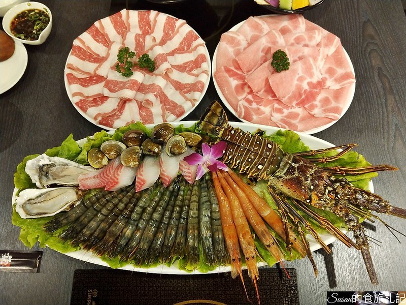 高雄火鍋|舞古賀鍋物專門店痛風蝦爆鍋，滿滿的海鮮還有培根牛及黑毛豬大口吃肉大口吃蝦，飲料無限暢飲，湯底有多種選擇，適合慶祝聚餐的高檔享受 三民區海鮮鍋