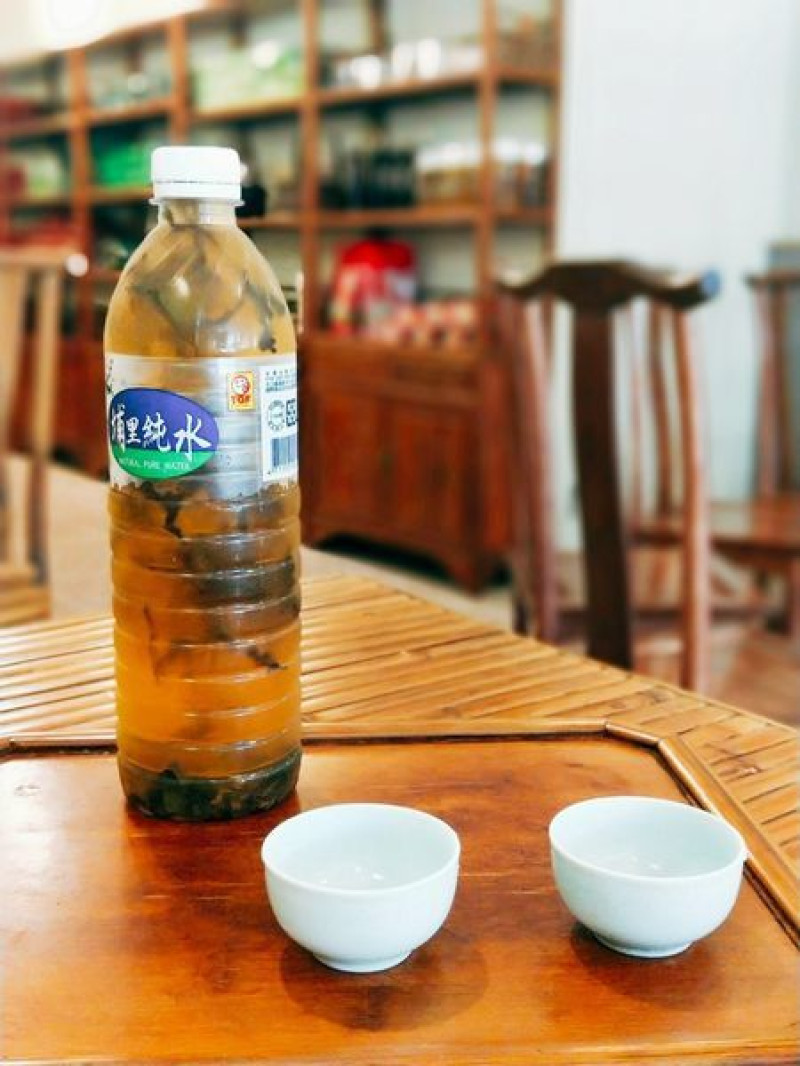 美食【新北市。十方茶舍】以茶入菜｜坪林特色美食｜初嚐炸茶葉