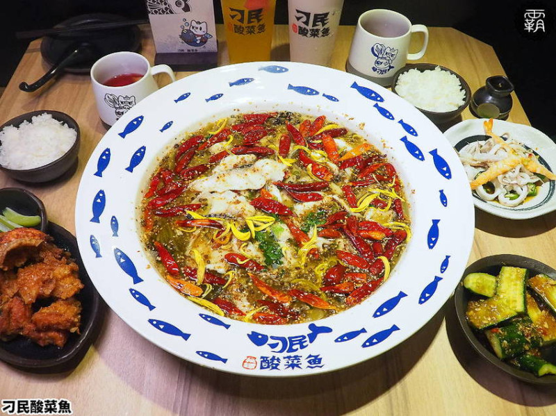 刁民酸菜魚，逢甲酸辣魚片結合文青元素，相約吃比臉還大盆的魚片阿！