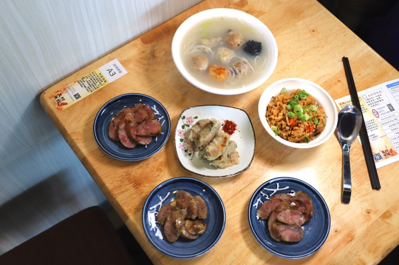 五村燕餃 府城知味：起源明朝近500年的歷史小吃-燕餃，40年的好手藝讓你品嘗到道地老滋味/各式手工丸餃，一吃就上癮/全台宅配服務.年菜火鍋必備 - 進食的巨鼠