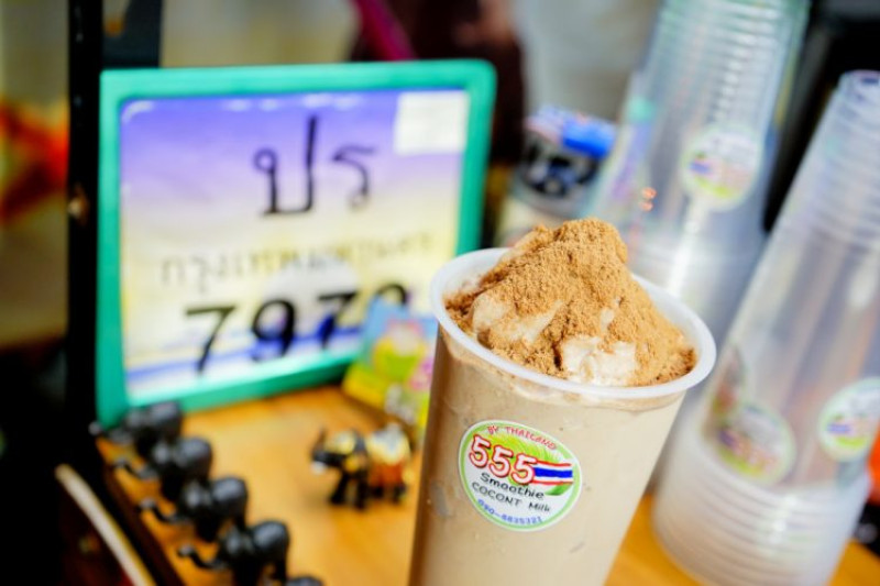 飲品｜台南 555 泰式椰奶冰沙 มะพร้าวปั่นนมสด 泰國風味飲品推薦！好喝的美祿牛奶冰沙~