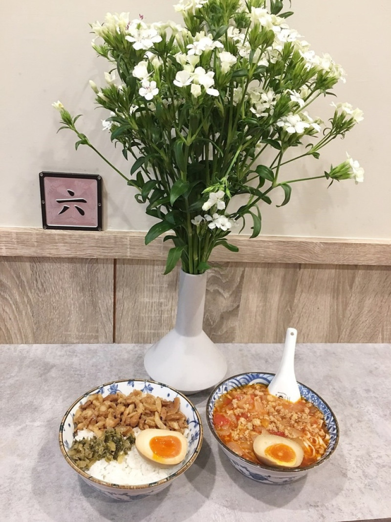 [南崁菜鳥覓食記] 一碗~台式滷肉飯&焢肉飯文青小店面