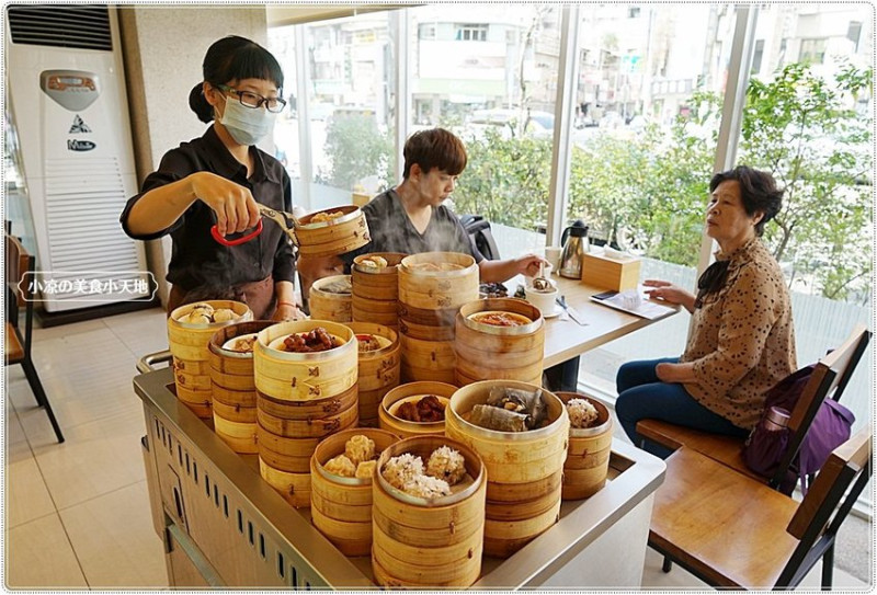 台中人氣港式飲茶║偽出國美食!手推車港式飲茶，傳統蒸籠點心、小菜，經典重現，附停車場、聚餐首選!!