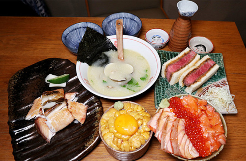 「大安區居酒屋推薦」【魚君さかなくん鮮魚專門居酒屋】有台北築地市場之稱，樓下有隱藏式酒吧【ESIDE BOND酒吧】，老少咸宜，很多香港客人來台都會光顧！