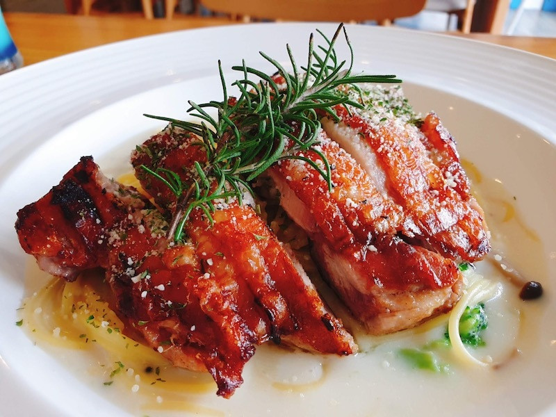 [嘉義市]「努逗風味館」手繪地中海壁畫親子餐廳！嘉義獨賣超好吃的起司焗蛋飯！搭配夢幻漸變色特調飲料很好拍！另有外帶餐點介紹！