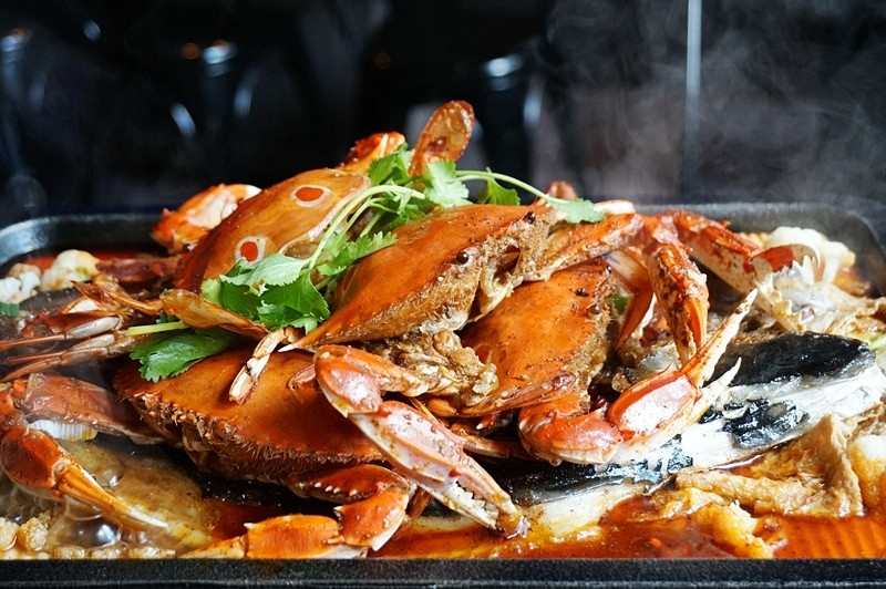  【水貨烤魚火鍋】先吃萬里蟹，再吃麻辣烤魚，最後加入高湯變身麻辣鍋，一次滿足三個願望!!