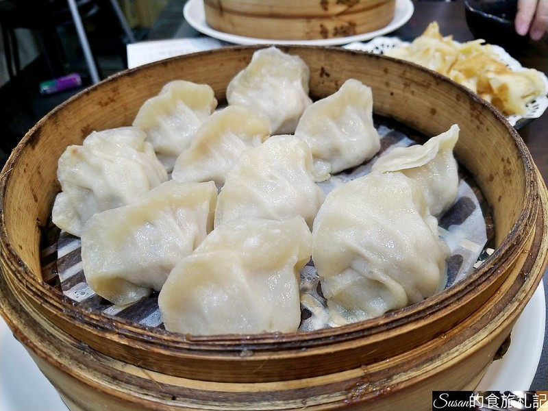 高雄美食|三多商圈夜市蒸品北方麵食館現點現作的蒸餃和湯包都超美味