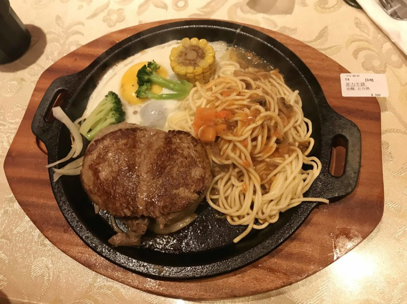 【食記】狄克牛排館。中壢觀光夜市附近新開幕平價牛排(菜單、特價優惠訊息)