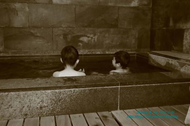 【新北旅遊】烏來泡湯趣 - 馥蘭朵烏來渡假酒店。山林中的寧靜，讓人愜意輕鬆，幸福泡個親子湯很簡單