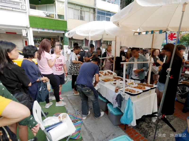 台中美食。Gai aa lobi麻辣滷味│吃過會上癮的獨門麻辣滷味，審計新村熱門美食，排隊都值得 - 黑皮的旅遊筆記