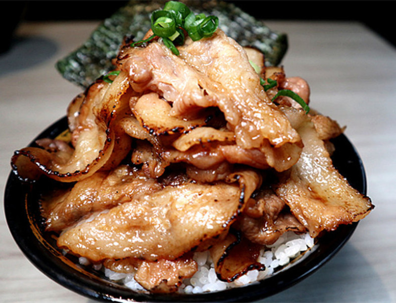 「基隆廟口丼飯」【小牛丁x深夜裡的和魂燒肉丼x基隆廟口支店】平價美味，CP值很高，用心熬煮的溫熱雞白湯，免費供應！#極黑貝身戰斧牛排丼 #京都次郎黑豚丼 #大腕紅燒膠原牛肉丼