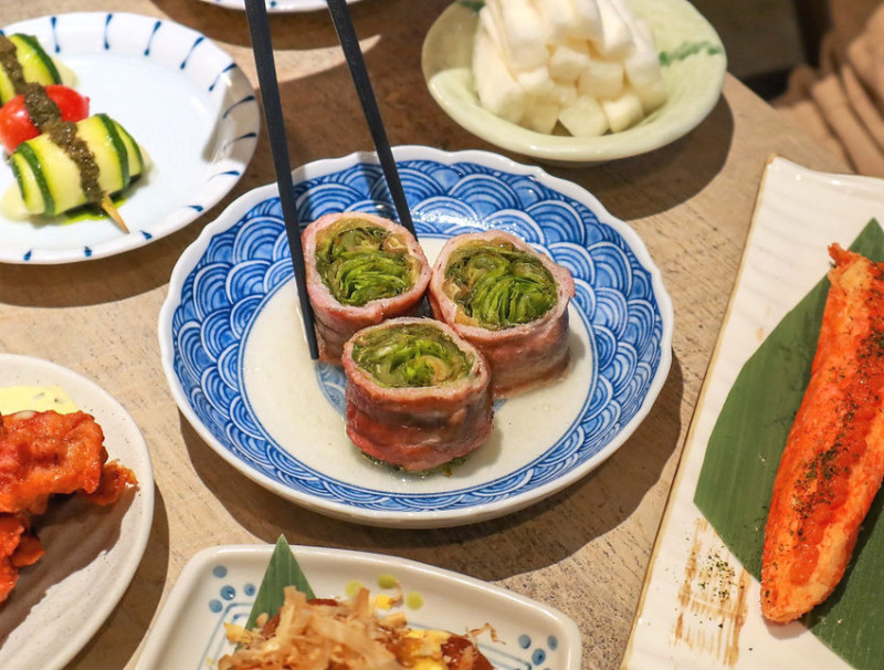 橫丁六八屋。女孩最愛的清新系個性居酒屋！創意蔬菜肉卷串燒、水果沙瓦，用好食材，做出別出心裁的健康美味（新竹竹北）