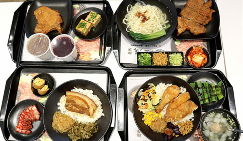 「新北/蘆洲美食」【梁社漢排骨蘆洲店】最簡單的料理，最大的滿足！ #環境時尚優雅 #兩岸十大名廚金牌 #古早味便當 #外食族機推 #排骨厚實多汁 #雞腿皮酥肉嫩