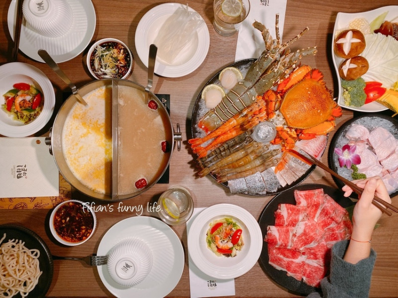 | 板橋火鍋推薦 |  瀧 鍋物製造所 高級時尚火鍋餐廳 雙人豪華海陸套餐 新鮮龍蝦旭蟹天使紅蝦 安格斯牛、國宴桂丁雞腿吃好吃滿雙重享受
