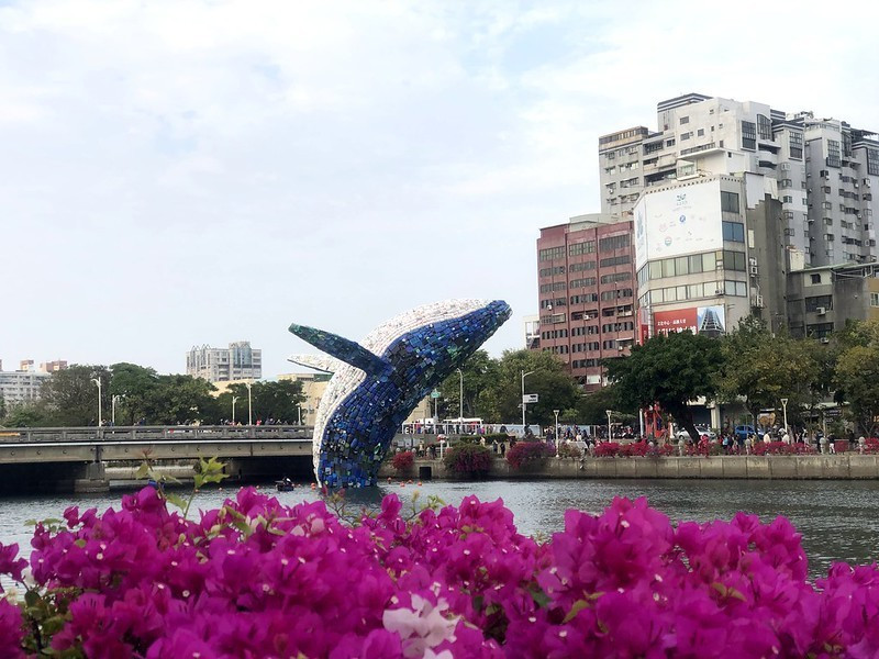 【台灣，高雄市】高雄景點，環保鯨魚裝置藝術～愛河‧愛之鯨；日、夜皆很美。（期間限定ig打卡點）
