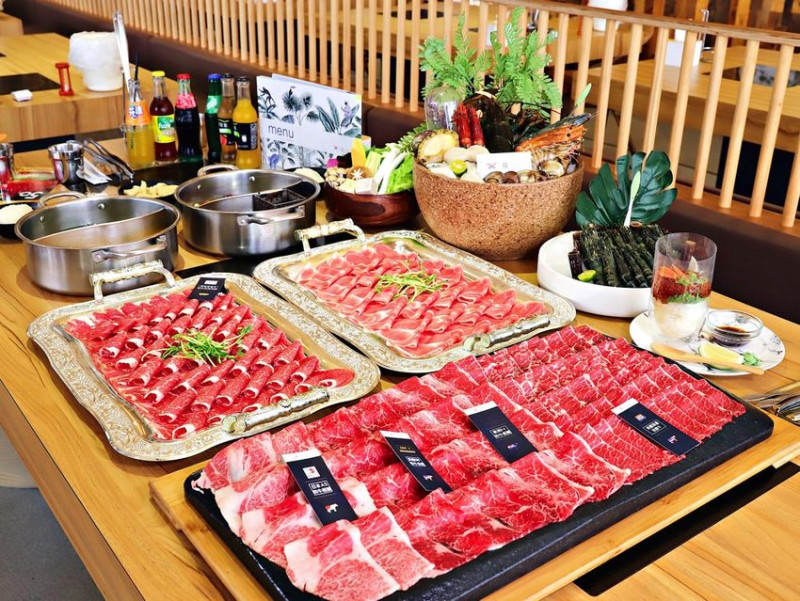 花花世界鍋物WHATSWORLDresort-火鍋界中的唯一奇葩：最霸氣的度假餐廳，帶你穿越三大洲五大洋的度假天堂！巨無霸金色肉盤、和牛石盤、活體波士頓龍蝦綜合海鮮雙人捧上桌，霸氣又澎湃的頂級美味!｜