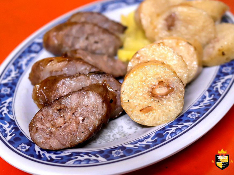 台南鹽水美食／古早味大腸香腸飄香37年／手工灌製天然腸衣／嚴選當日溫體豬肉／龍眼木炭烤香氣迷人／不添加色素及化學原料