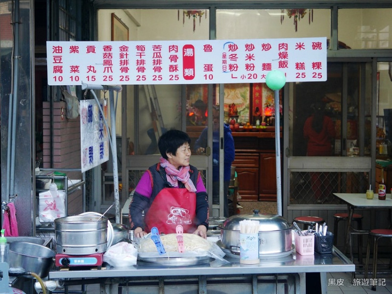 嘉義美食。溪興街無名炒麵、古早味碗粿│嘉義近40年中式早餐店，只要晚起就吃不到了 - 黑皮的旅遊筆記