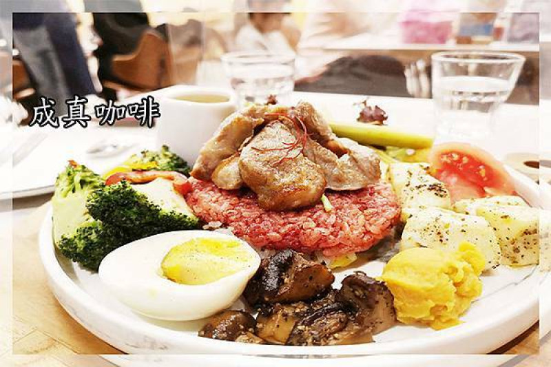 台北信義咖啡館【成真咖啡-台北Bellavita信義店】舒芙蕾太好吃了！還有三種風味的彩虹飯/2021Bellavita聖誕