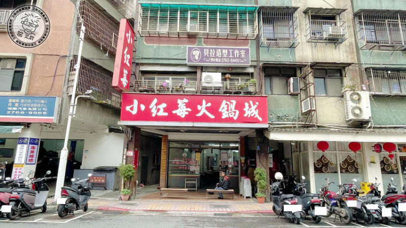 台北市松山區【 台北石頭火鍋 】不愧是40年老店在google評論上4千多則竟然還有4.2顆星的高分，只要冷氣夠強夏天吃爆炒鍋