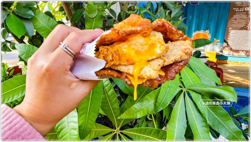 竹力亭炸蛋蔥油餅║在地超浮誇爆漿午茶，香酥蔥油餅尬雞排、金黃半熟蛋好誘人，邪惡美食就在這！！