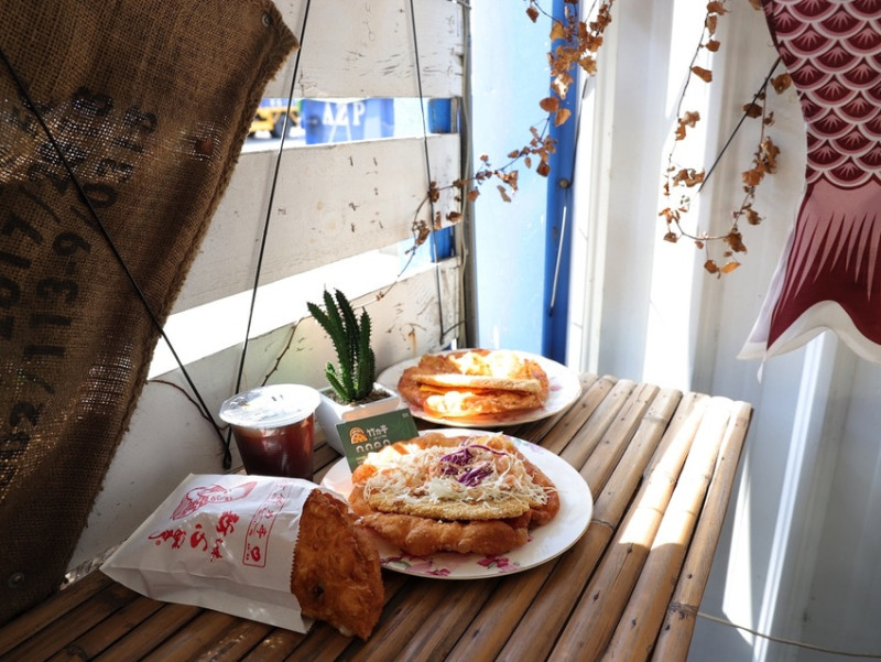 炸蛋蔥油餅-竹力亭：台南最厲害的炸蛋蔥油餅底家！超大雞排、台南虱目魚條給它夾進去，變成全台最厚、最大份的蔥油餅，挑戰你的張口極限!｜台南永康區美食.台南午茶推薦 - 進食的巨鼠