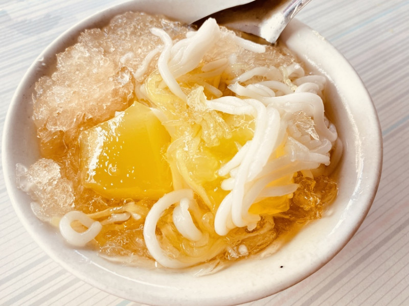 【彰化鹿港 小吃】第一市場發記古早冰~蜜鳳梨必點~古早味喀拉喀拉的脆冰角~底家啦！！