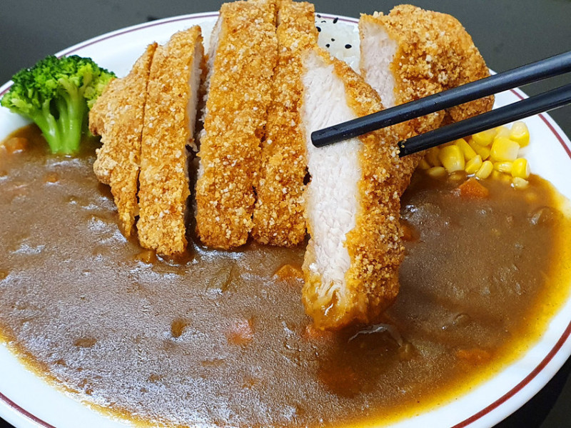 【高雄美食】灰熊咖哩五甲店 新開幕 咖哩丼飯70元起 超厚切噴汁豬排 免費加飯