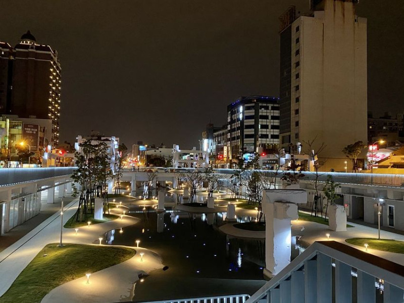 河樂廣場The Spring：重生後的中國城，變身為絕美潟湖景色.親子遊樂廣場「河樂廣場」/夜景全拍攝/台南最新打卡點/富比世評鑑「世界七大令人期待公園」｜蘋果手機-iPhone 11 pro-max