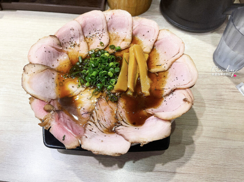 【板橋美食】双豚ラーメン拉麵，板橋人氣排隊美食日式拉麵店，可免費加麵一次-近新埔民生站 ｜ Ruby說美食享受旅行(@tour_ruby530)