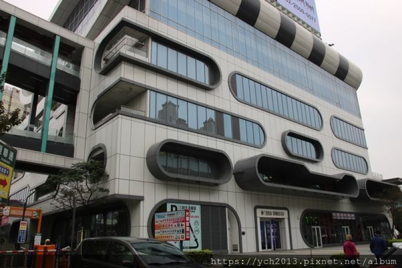 捷運忠孝新生站〈GEESAA Cafe 三創概念店〉會跳舞的智能手沖咖啡機泡出來的咖啡香醇滑順就如咖啡大師親自沖泡