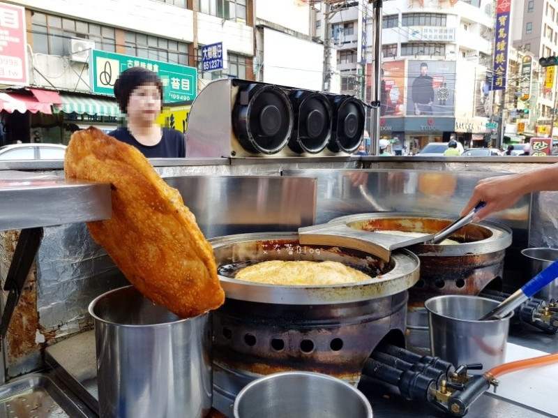 《高雄美食》李老爹脆皮蔥油餅❤銅板美食，大大享受~帶著芝麻香的台式下午茶｡