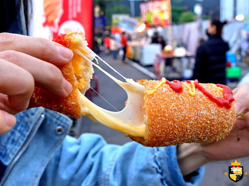 台南米熱狗／夜市限定一週只賣2天／一咬開就爆漿牽絲／手工製作每日限量／吃過一次就愛上／連外國人都愛吃／韓國特色小吃