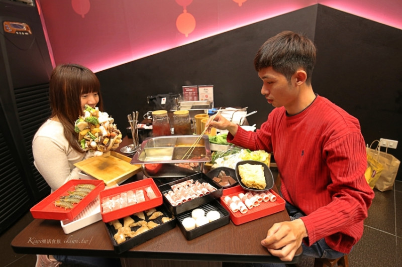 彰化川味麻辣鍋初中一口串｜3元串串樂想吃自己刷！四宮格湯底任挑，聚會超棒 Kiwi 樂活食旅