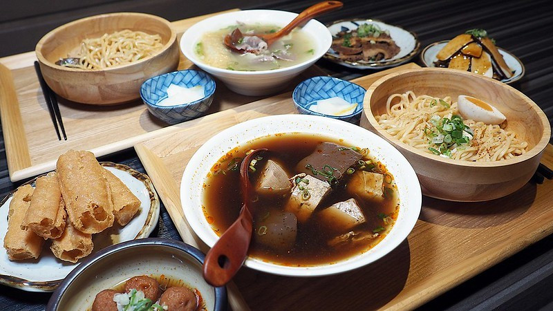 【高雄│前鎮】川師傅功夫麵舖（光華家樂福店）│四川麻辣，老火煲湯，加上Q彈有勁功夫麵