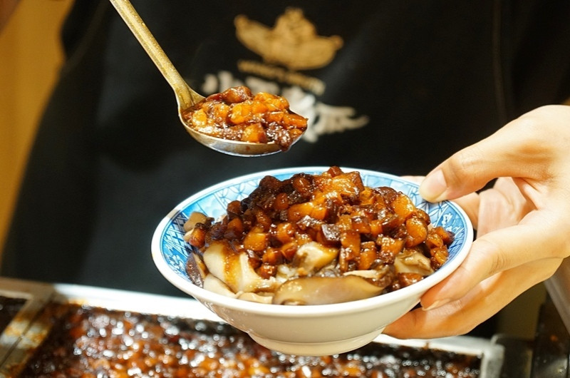 老店改裝變文青，Google兩千多則好評的黑金滷肉飯，入口那黏稠膠質讓人作夢都會想到它!!