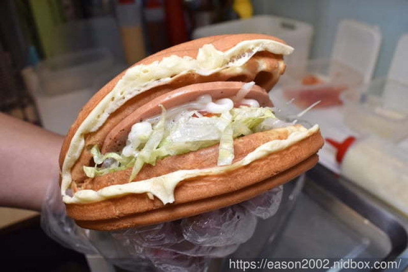 大安鬆餅外送。咕咕鬆餅屋-信大店。療癒系下午茶點心推薦。專業技術烘烤，吃多也不覺得口乾。鹹、甜口味，各式不同滋味，口味選擇多樣化。近大安捷運站步行約5分鐘腳程